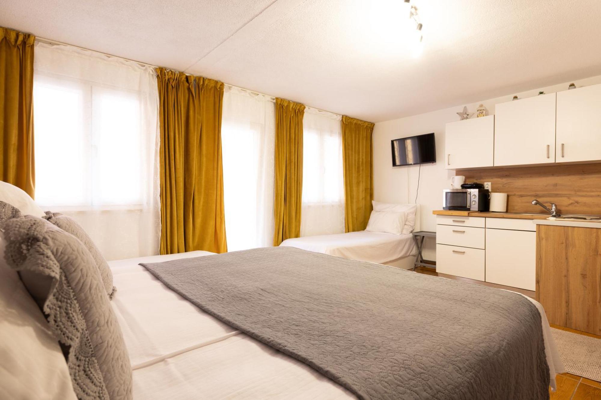 Guesthouse Rebecca Makarska Bagian luar foto